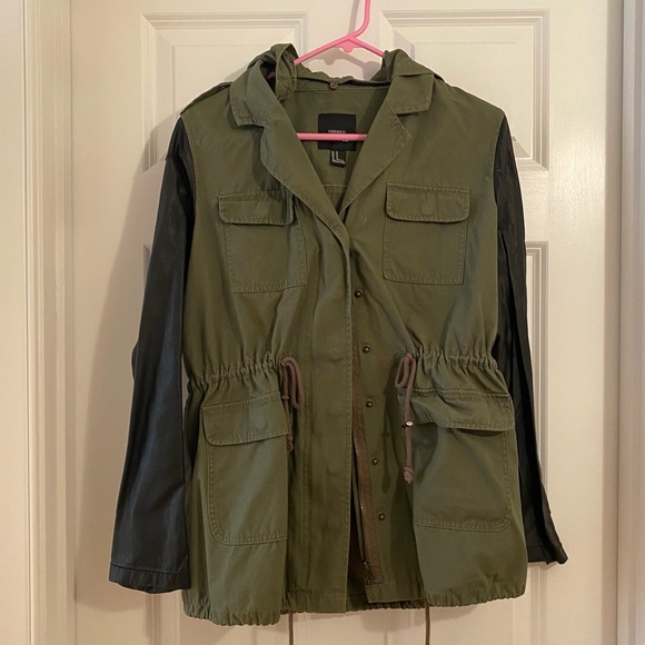 “Out of this world” jacket with pleather sleeves - Picture 2 of 6